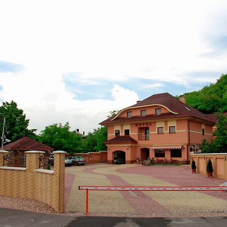 Magnat Hotel Mukacheve Exterior photo