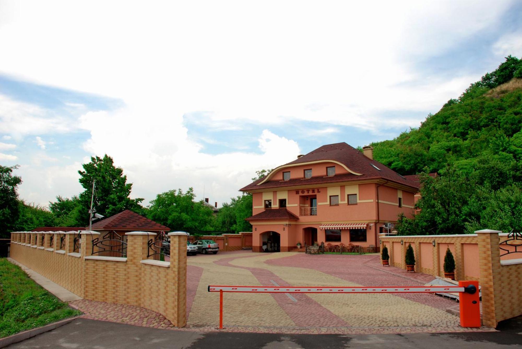 Magnat Hotel Mukacheve Exterior photo